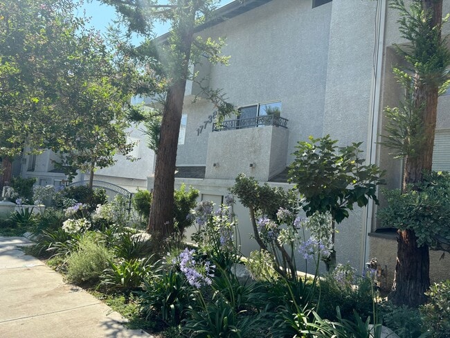 Building Photo - Spacious-Bright 3 Bedroom 2.5 Two story Bathroom Condo