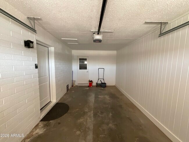 Building Photo - 2320 E Wier Ave