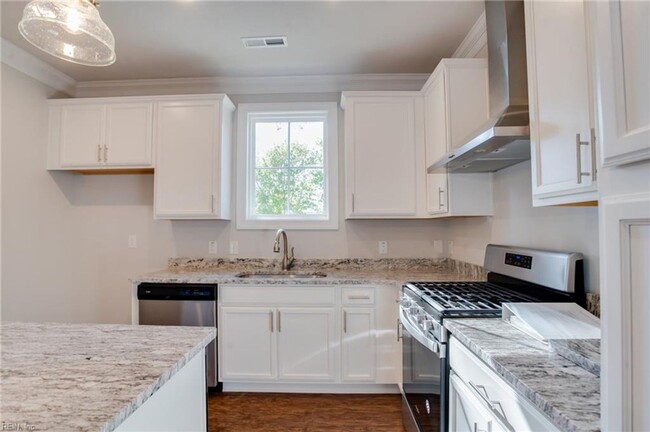 Building Photo - Like-New Two-Unit Condo in Sought-After Ch...