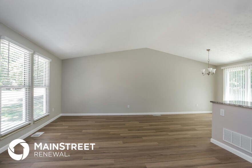 Building Photo - 1372 Hilton Dr