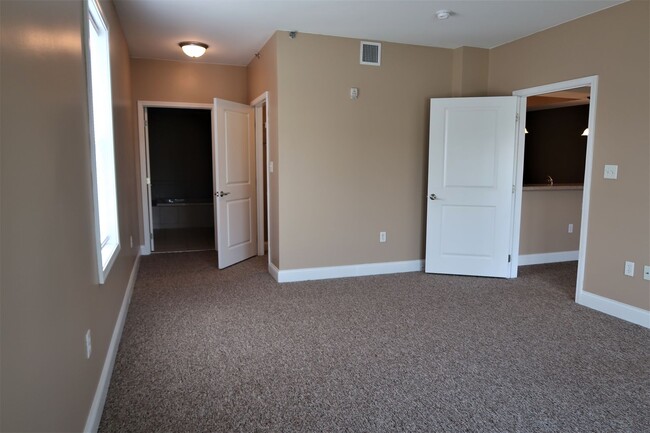 Building Photo - Available August 2025! 3BR/2BA includes pa...