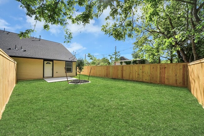 Building Photo - 7066 Villa Dr