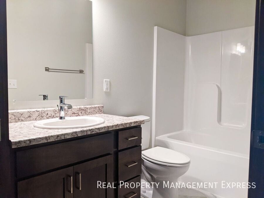 Building Photo - 2 Bedroom 2 Bathroom Townhome w/ Attached Garage