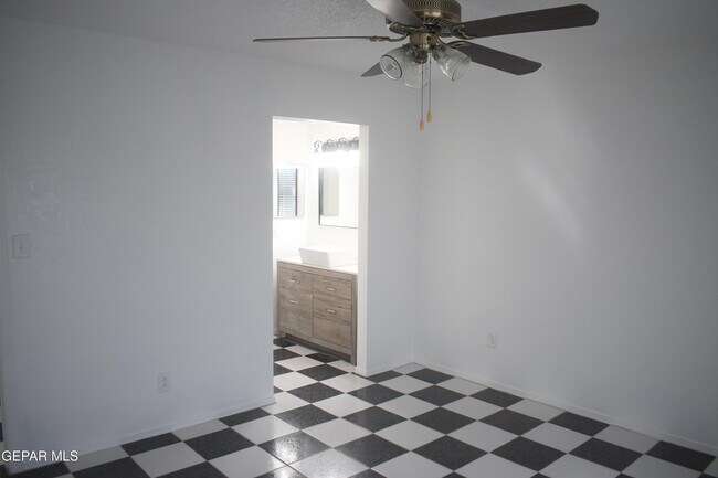 Building Photo - 3545 E Glen Dr