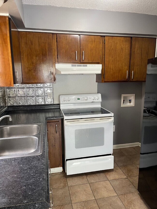 Building Photo - "Charming 2 Bed, 1.5 Bath Apartment in Jon...