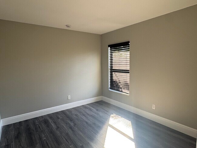 Building Photo - 1196 SE Puritan Ln