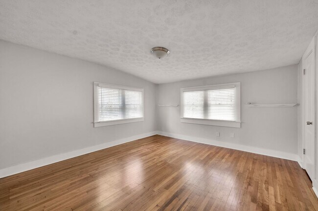 Building Photo - East Hill Cottage Available December 8th!