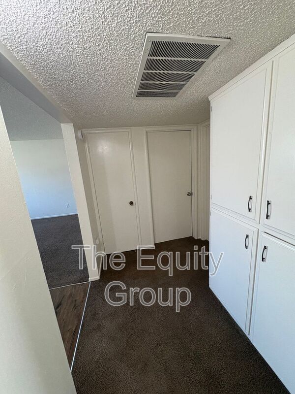 Building Photo - 941 S Demaree St