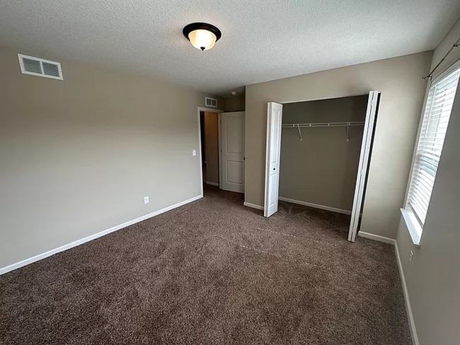 Building Photo - Gorgeous 5 Bedroom, 3.5 Bath Single Family...