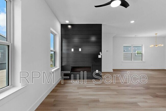 Building Photo - 1241 N Avondale Cir