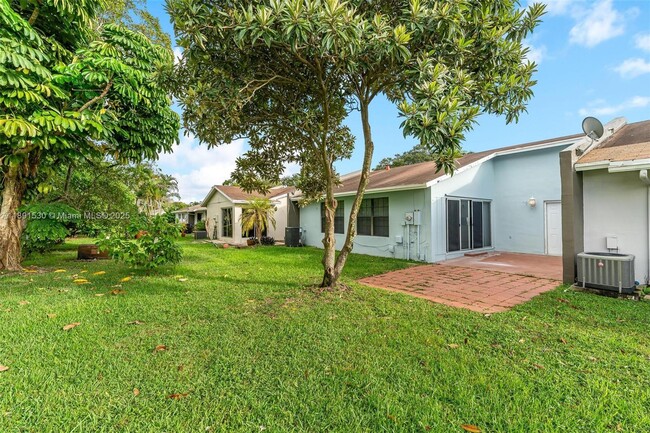 Building Photo - 5442 Lakewood Cir S