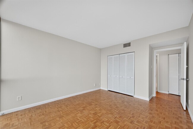 Building Photo - 5001 Woodway Dr