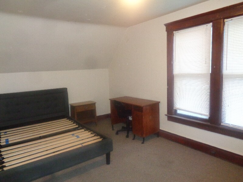 Building Photo - 803 Dewey Ave