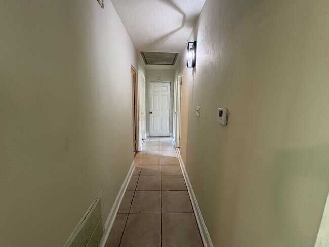 Building Photo - 3 Bed/1.5 Bath in Westland Plaza