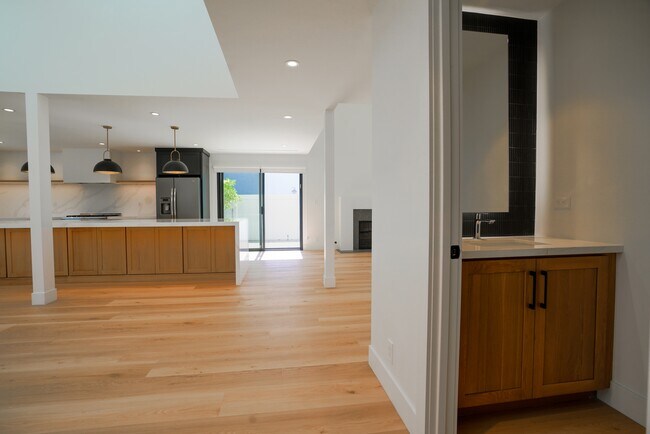 Building Photo - 1800 Oriole Dr
