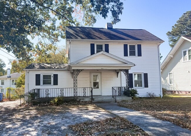 Building Photo - 903 Lee St N