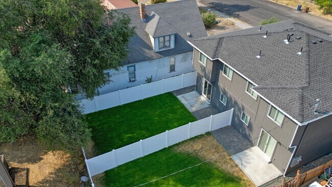 Building Photo - E. 7th Duplex