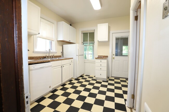 Building Photo - Great Four-Bedroom-Plus-Den House in Vilas...