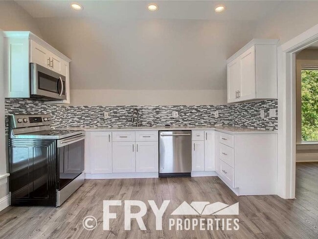 Building Photo - 725 S Lincoln