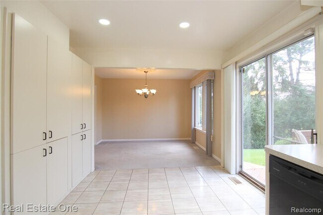 Building Photo - 5590 Greenbriar Dr