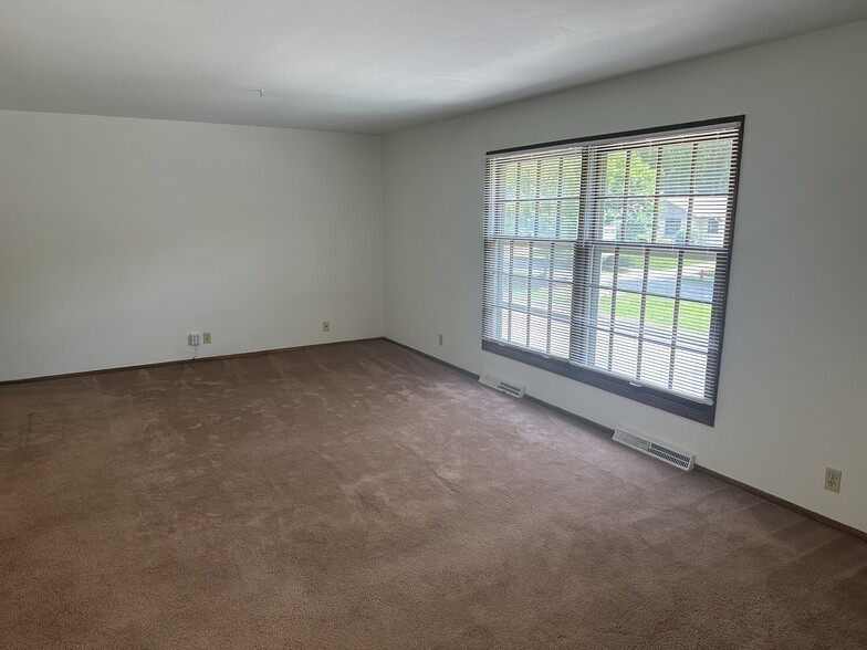 Building Photo - 1331 Martha Washington Dr