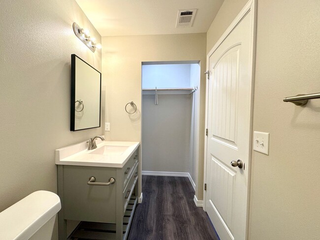 Building Photo - 2 Bedroom/2 Bathroom Triplex Unit in South...