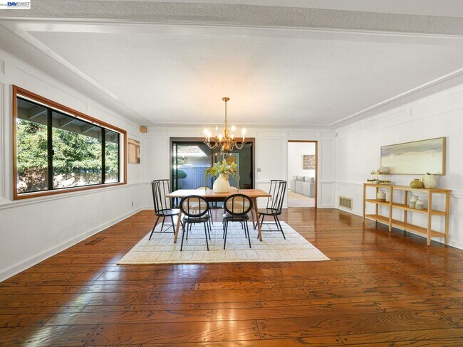 Building Photo - 261 St Paul Dr