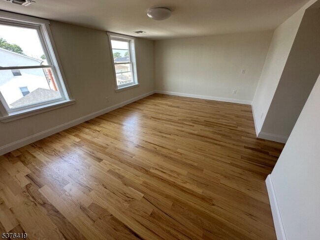 Building Photo - 922 Kenneth Ave