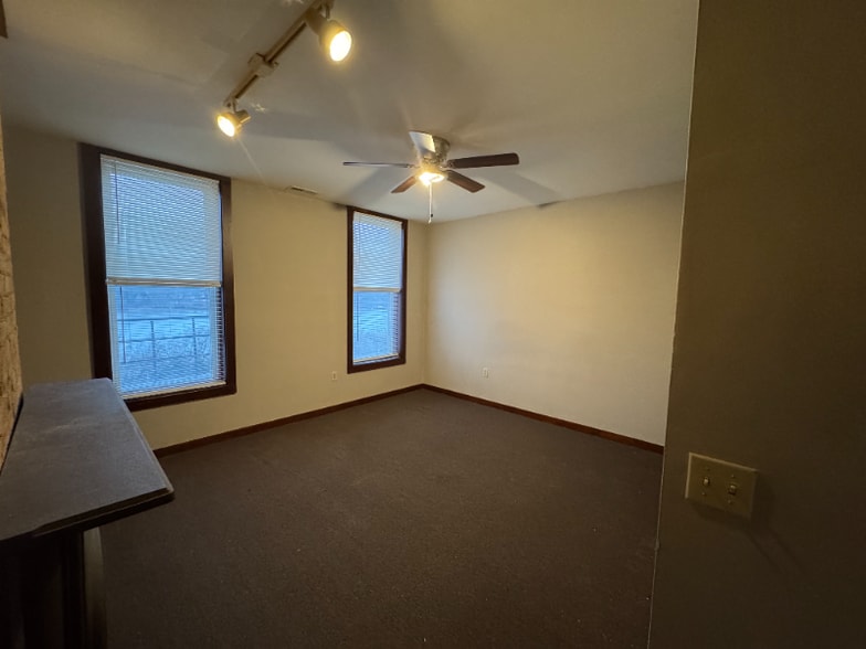 Building Photo - 2454 River Rd