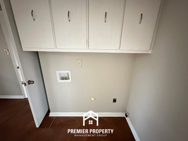 Building Photo - Spacious 3BR/2BA Memphis Home w/ Vaulted Ceilings, Fireplace & 2-Car Garage