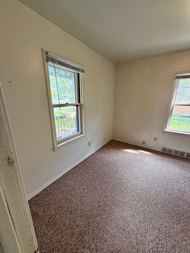 Building Photo - 3 Bedroom, 1 Bath Apartment for Rent - Clo...