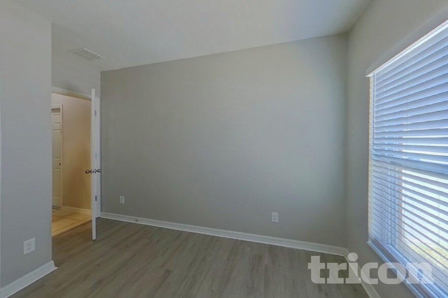 Building Photo - 2800 Glendive Dr