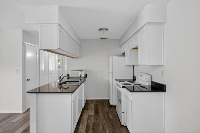 Building Photo - 534 Canary Ln