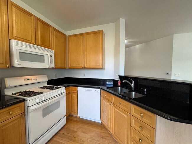 Building Photo - Bright And Cozy 3 Bed 2 Bath Condo With La...