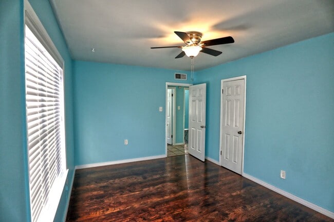 Building Photo - 3bedroom 2 bath remodeled