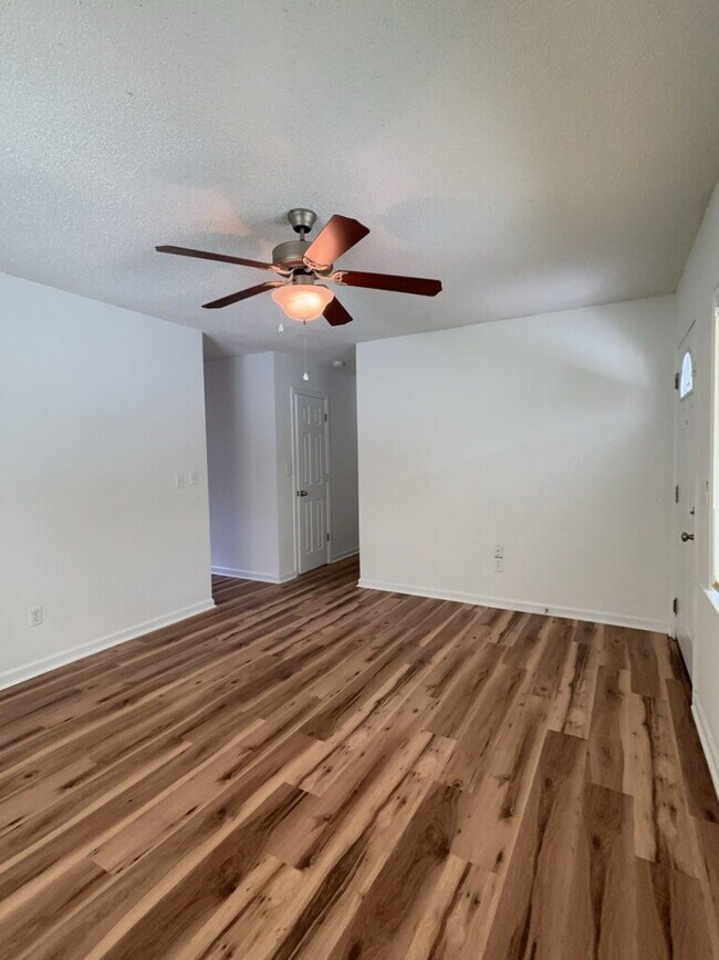 Building Photo - 227 Challedon Dr