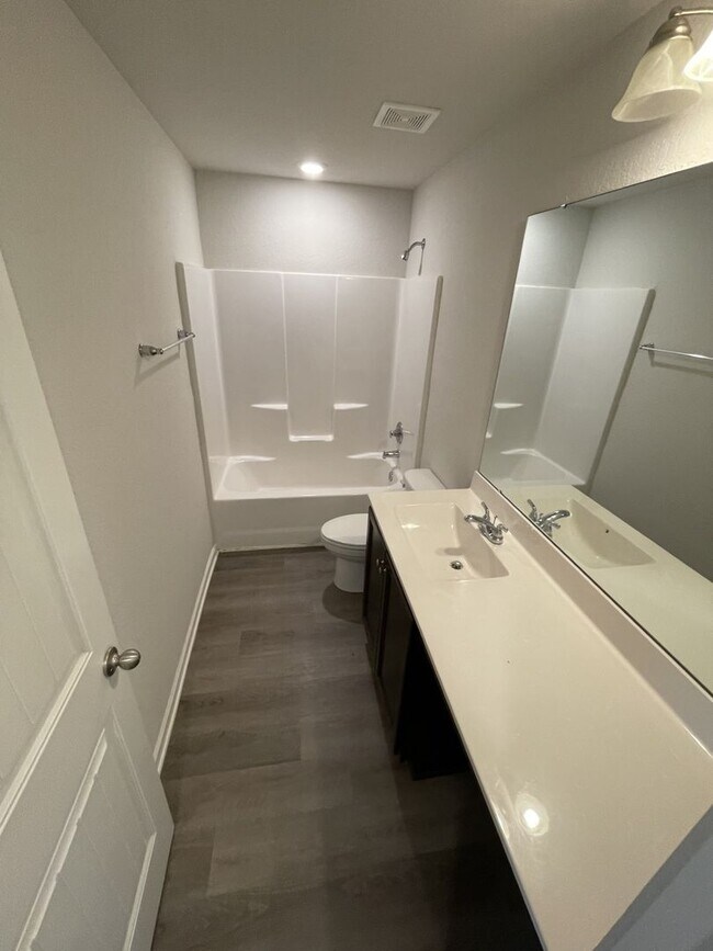 Building Photo - 3 Bedroom 2.5 Bath Town home