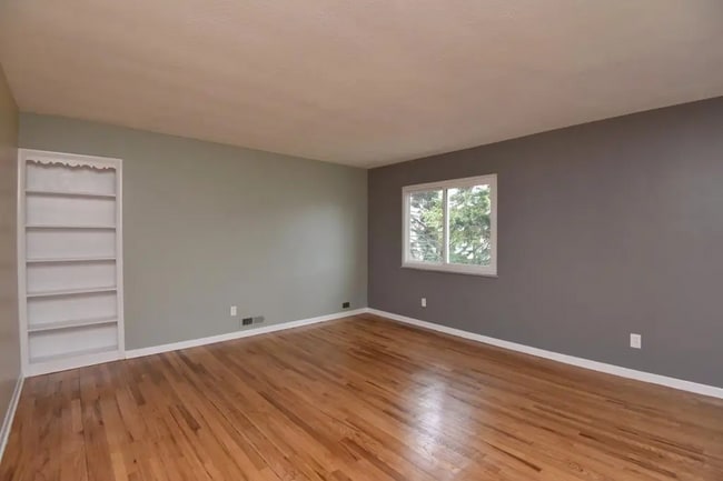 Building Photo - 10204 S Highland Ave