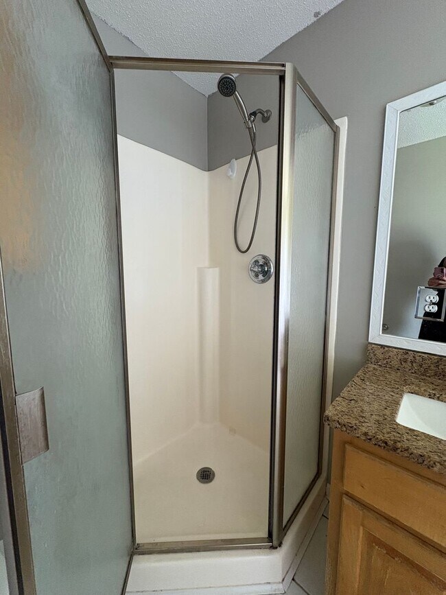 Building Photo - Hampton Place!