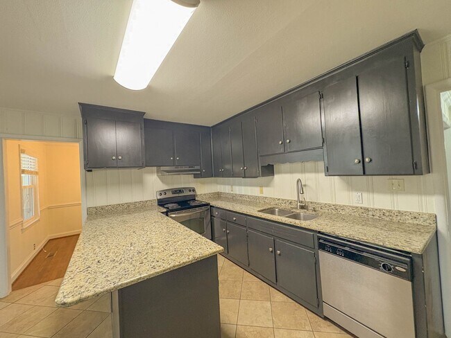 Building Photo - 3 Bedroom 2 Bathroom with Detached Garage