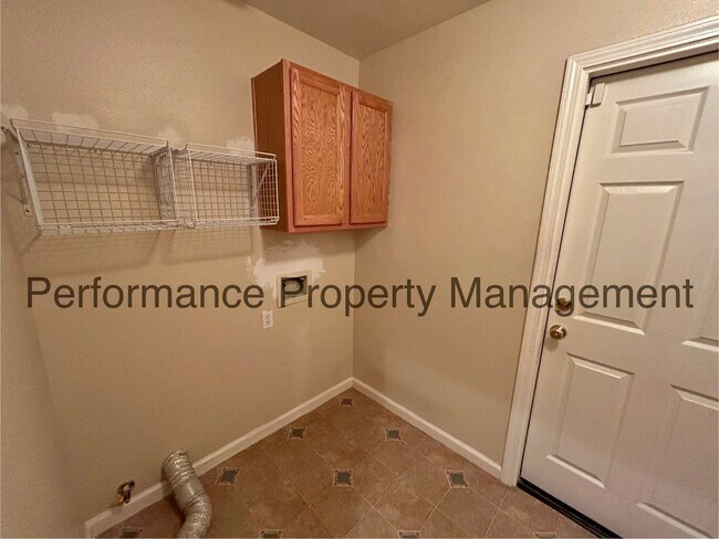Building Photo - Stunning 3 Bed/2 Bath NW Bakersfield Home ...