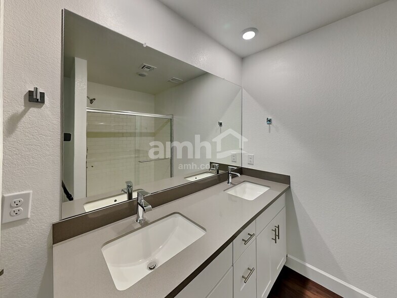 Building Photo - 6510 E Paseo Alga