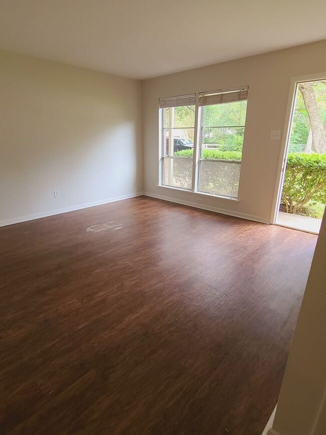 Building Photo - 3 Bedroom Mid-Century Rental