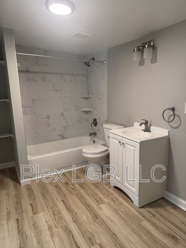 Building Photo - 218 E Render St