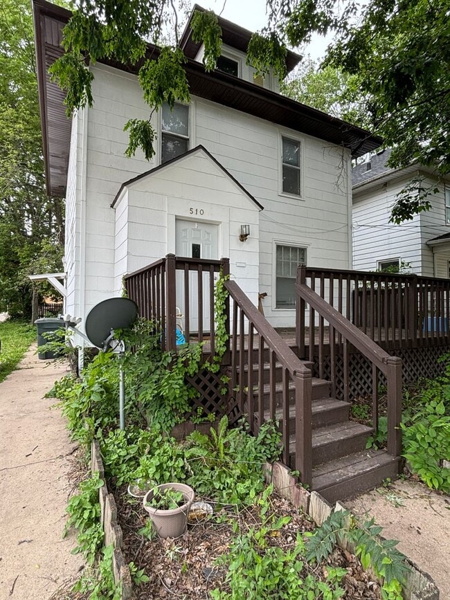 Building Photo - Spacious 3 bedroom, 1 bathroom House