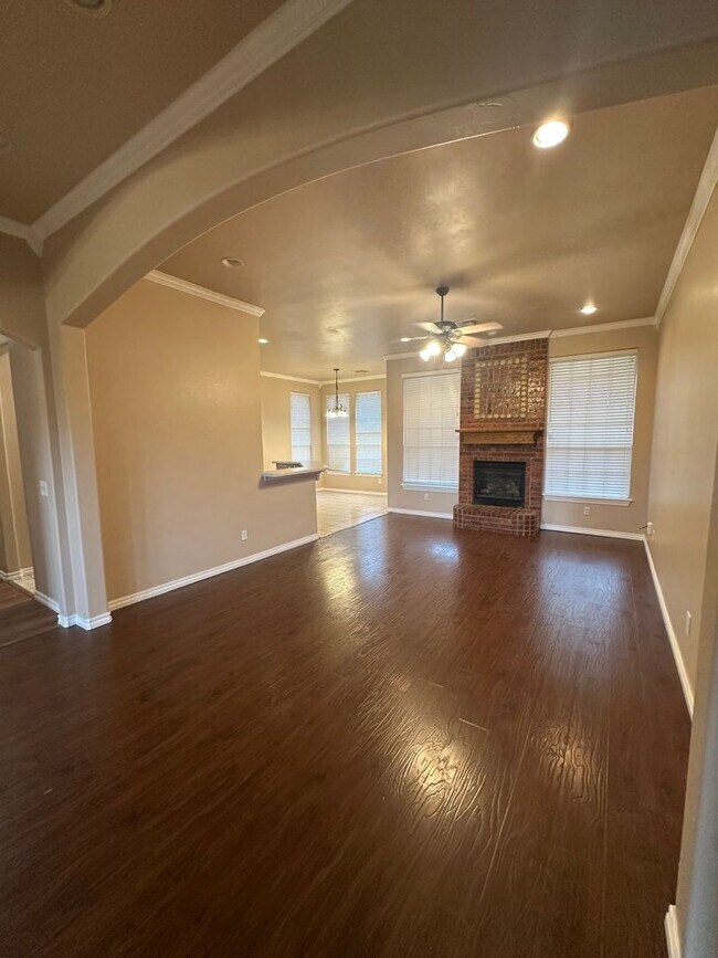 Building Photo - 2504 Thomas Dr