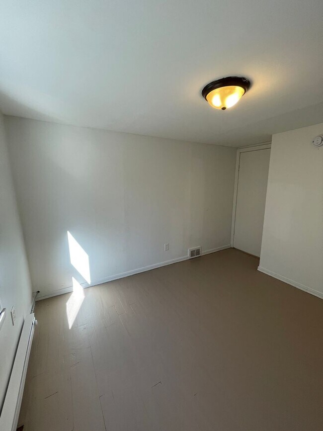 Building Photo - 402 N 6th Ave