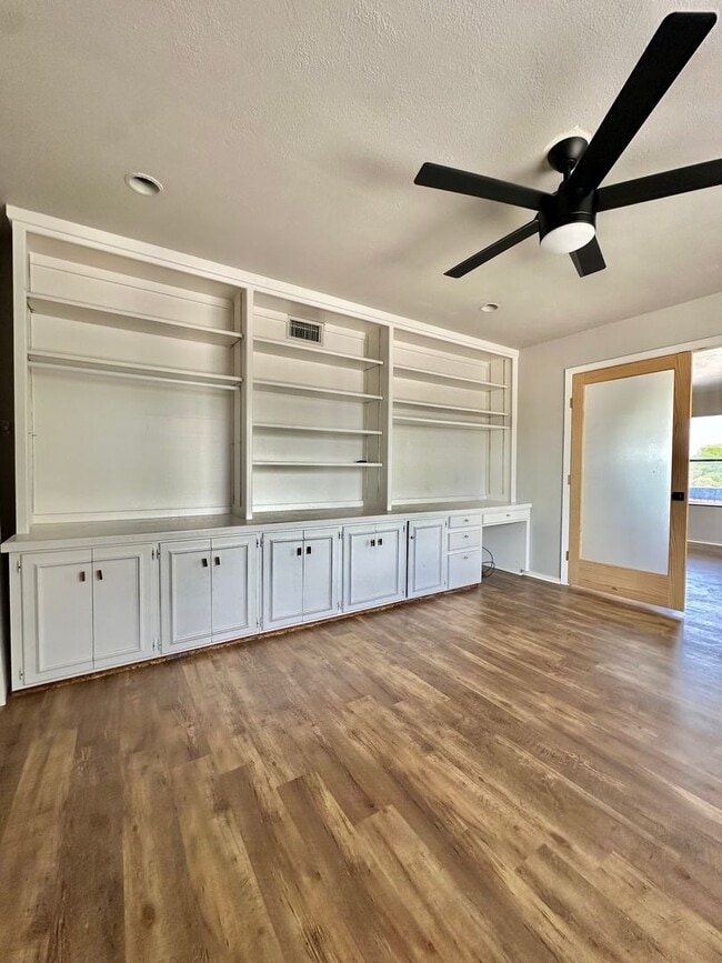 Building Photo - Now Available - 2 Bedroom 1.5 Bathroom Con...