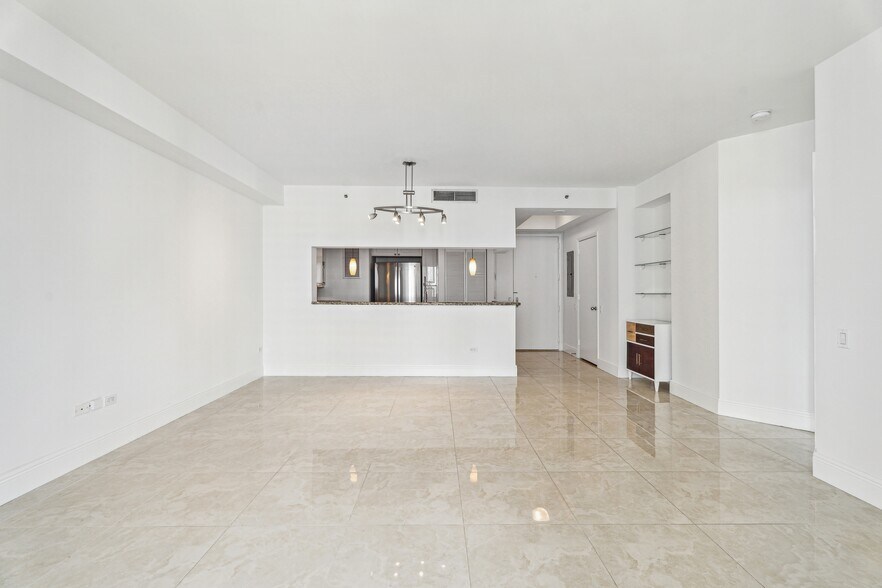 Building Photo - 808 Brickell Key Dr