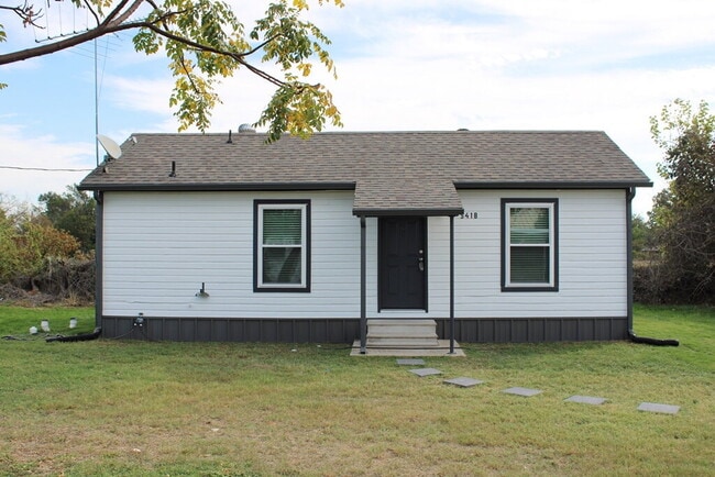 Building Photo - "Beautifully Updated Open-Concept Studio w...